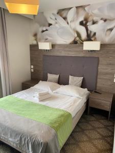 Łóżko lub łóżka w pokoju w obiekcie Pass Hotel