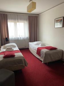 Łóżko lub łóżka w pokoju w obiekcie Pass Hotel