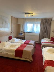 Łóżko lub łóżka w pokoju w obiekcie Pass Hotel