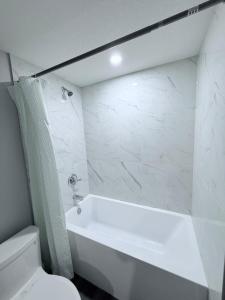 Ένα μπάνιο στο Cozy Basement Retreat +29 φωτογραφίες