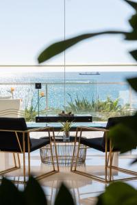 a dining room with a view of the ocean at Hotel Cascais Miragem Health & Spa in Cascais