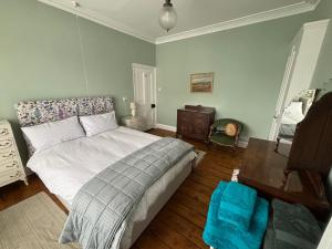 Ένα ή περισσότερα κρεβάτια σε δωμάτιο στο Tenby Victorian Villa with parking, pets allowed