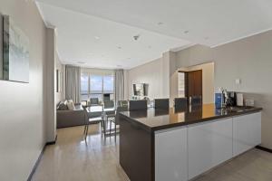 una cucina e un soggiorno con un divano e un tavolo di Beach View - Seascape Retreat 2BR condo - LV605 a Palm Beach