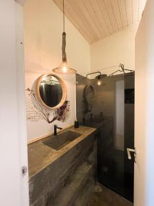 Koupelna v ubytování LUZZ me - Casa das Doze Ribeiras + 38 fotografií