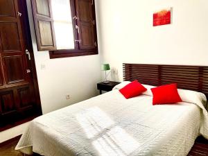 A bed or beds in a room at Apartamentos Ilíberis
