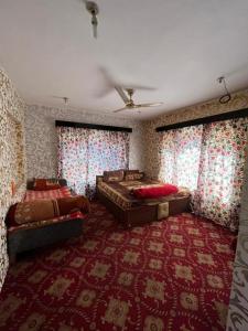 Voodi või voodid majutusasutuse Hotel Kashmir Heaven toas