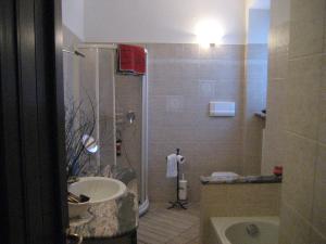A bathroom at La casa tra i vigneti Még 37 kép