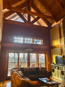 Χώρος καθιστικού στο VIEWS - EVCharger, 2 Primary Suites, Stocked Ktchn