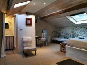a bedroom with a bed and a desk in a room at Maison Basta in Orthevielle