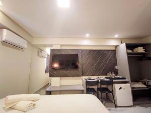 若昂佩索阿Flat Vista Mar em Manaíra Arpoar by Qavi的小型客房设有带桌椅的厨房