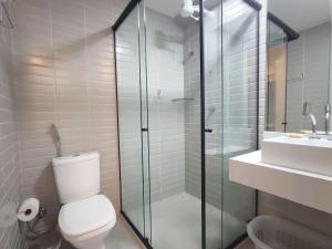 若昂佩索阿Flat Vista Mar em Manaíra Arpoar by Qavi的带淋浴、马桶和水槽的浴室