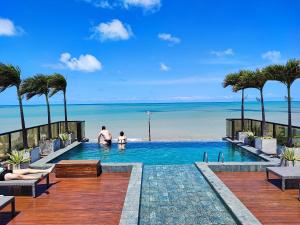 若昂佩索阿Flat Vista Mar em Manaíra Arpoar by Qavi的以海滩为背景的游泳池