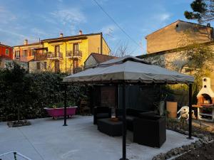 d'une terrasse avec un parasol, des chaises et une baignoire. dans l'établissement Villa Angelina Via Barana 8, à Vérone