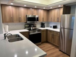 Η κουζίνα ή μικρή κουζίνα στο Charter Club Naples Bay - Amazing Location and Amenities