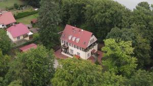 an overhead view of a large house with a red roof at Pension zum Zenshaus kleine Auszeit in Lychen
