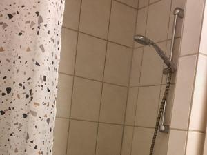 Bilik mandi di apartment hotel