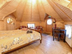 a bedroom with a bed and a desk in a room at Enchanted Cottage in Snettisham