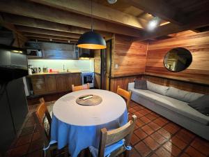 una sala de estar con una mesa y un sofá en Inmejorable ubicación, en San Martín de los Andes