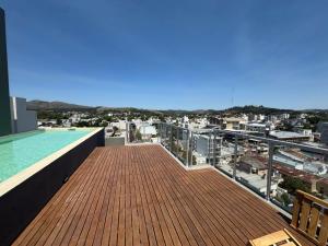 a balcony with a swimming pool on top of a building at Departamento céntrico con cochera y piscina Paz 341 in Tandil