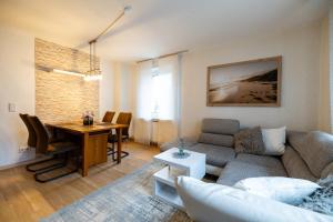 Posezení v ubytování Moderne 4 Zimmer Wohnung vollausgestattet und Möbliert