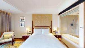 Ένα ή περισσότερα κρεβάτια σε δωμάτιο στο Radisson Collection Hotel & Spa, Riverfront Srinagar
