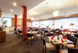 Best Hotel ZELLER tesisinde bir restoran veya yemek mekanı