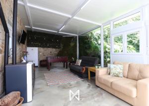 un soggiorno con un divano e un tavolo di MyStay - Casa Pedrosa a Valença