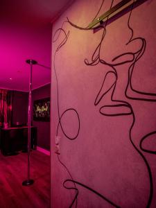 a room with a wall with a drawing of a woman at Shiny Cloud Love Room in Limoux