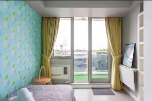 une chambre avec un lit et une grande fenêtre dans l'établissement Azure Urban Resort Residences,BORACAY tower model unit, à Manille 26 autres photos