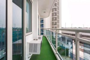 - un balcon avec un sol vert dans un bâtiment dans l'établissement Azure Urban Resort Residences,BORACAY tower model unit, à Manille