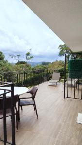 Village de Charme - 2km do Capivari的阳台或露台