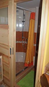 bagno con doccia e porta in vetro di Chata u Jozefa a Hrabušice