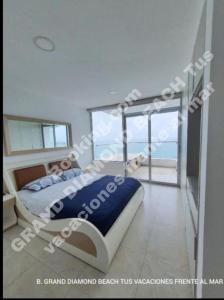 a bedroom with a bed and a large window at GRAND DIAMOND BEACH Tus vacaciones frente al mar in Tonsupa +50 photos
