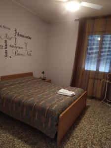 a bedroom with a bed with a sign on the wall at Il Giardino dei Ciliegi in Passarella