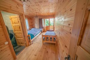 una casetta minuscola con una camera da letto e un letto di Ioane's Chalet a Mestia