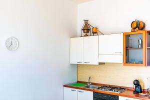 Kuchyňa alebo kuchynka v ubytovaní Camia Etna House