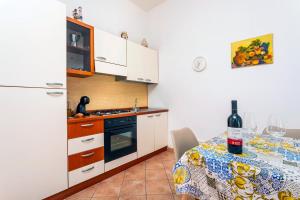 Kuchyňa alebo kuchynka v ubytovaní Camia Etna House