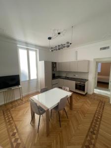 サンレモにあるSanremo Prestige Apartmentの部屋にテーブルと椅子のあるキッチン