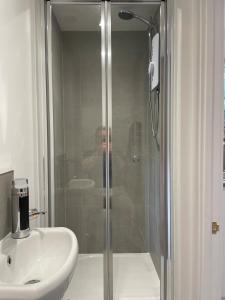 Un baño de The Cedars
