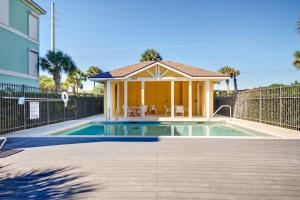 una casa con piscina e gazebo di 95100 Sandpiper a Fernandina Beach
