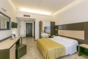 Postel nebo postele na pokoji v ubytování Hotel Boomerang Roma