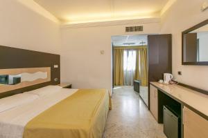 Postel nebo postele na pokoji v ubytování Hotel Boomerang Roma
