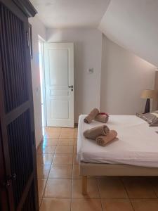 Llit o llits en una habitació de Kaza douce logement 2 chambres dans un village vacance