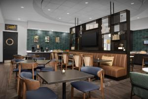 a restaurant with tables and chairs and a bar at Springhill Suites by Marriott Savannah Downtown Historic District in Savannah +56 photos
