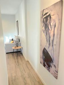 ein Wohnzimmer mit einem großen Gemälde an der Wand in der Unterkunft Valentina Home in Córdoba