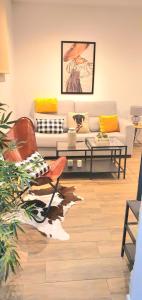 ein Wohnzimmer mit Sofa und Tisch in der Unterkunft Valentina Home in Córdoba