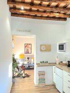 eine Küche mit weißen Schränken und einer Holzdecke in der Unterkunft Valentina Home in Córdoba