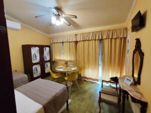 Μια τηλεόραση ή/και κέντρο ψυχαγωγίας στο Apartamentos Turisticos Praia Grande