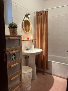 a bathroom with a sink and a shower curtain at Casa do Ocaso in Luz