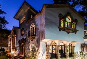 ein weihnachtlich geschmücktes Haus mit Lichtern in der Unterkunft UTOPIC Campos Elíseos by ULIV in Mexiko-Stadt + 22 Fotos